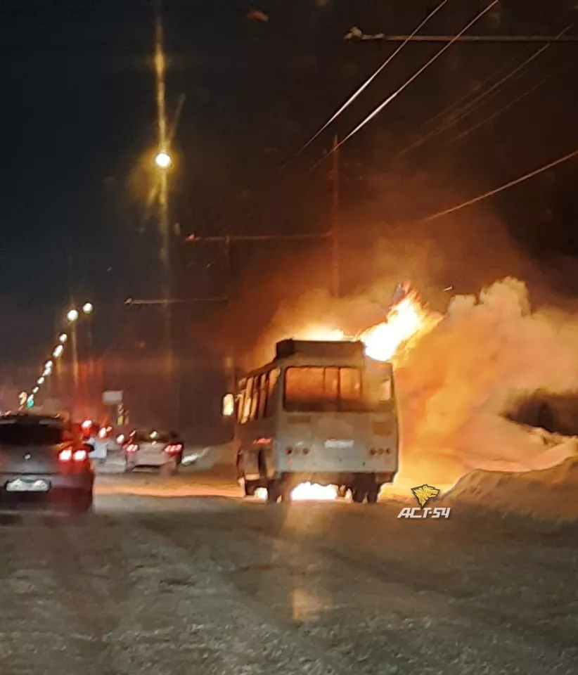 В Новосибирске загорелся автобус около остановки 