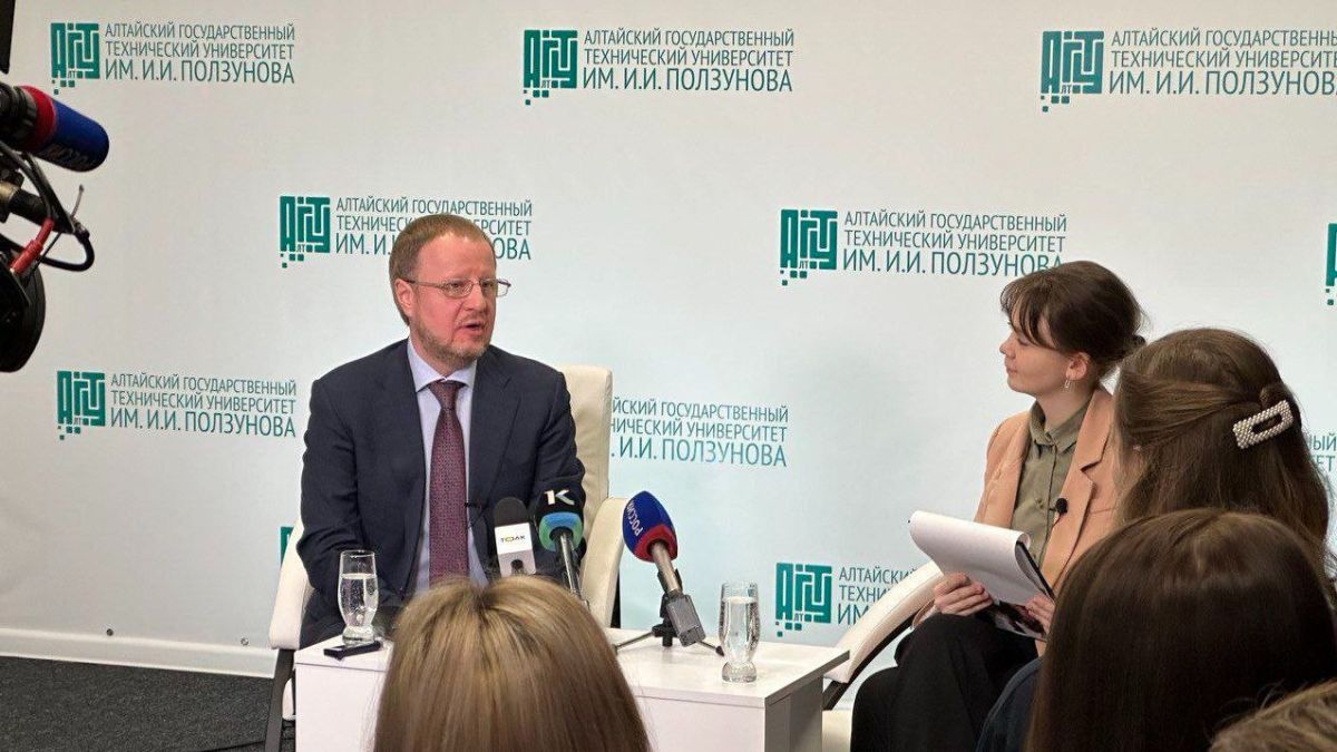 Губернатор Виктор Томенко пообщался с журналистами студенческих СМИ