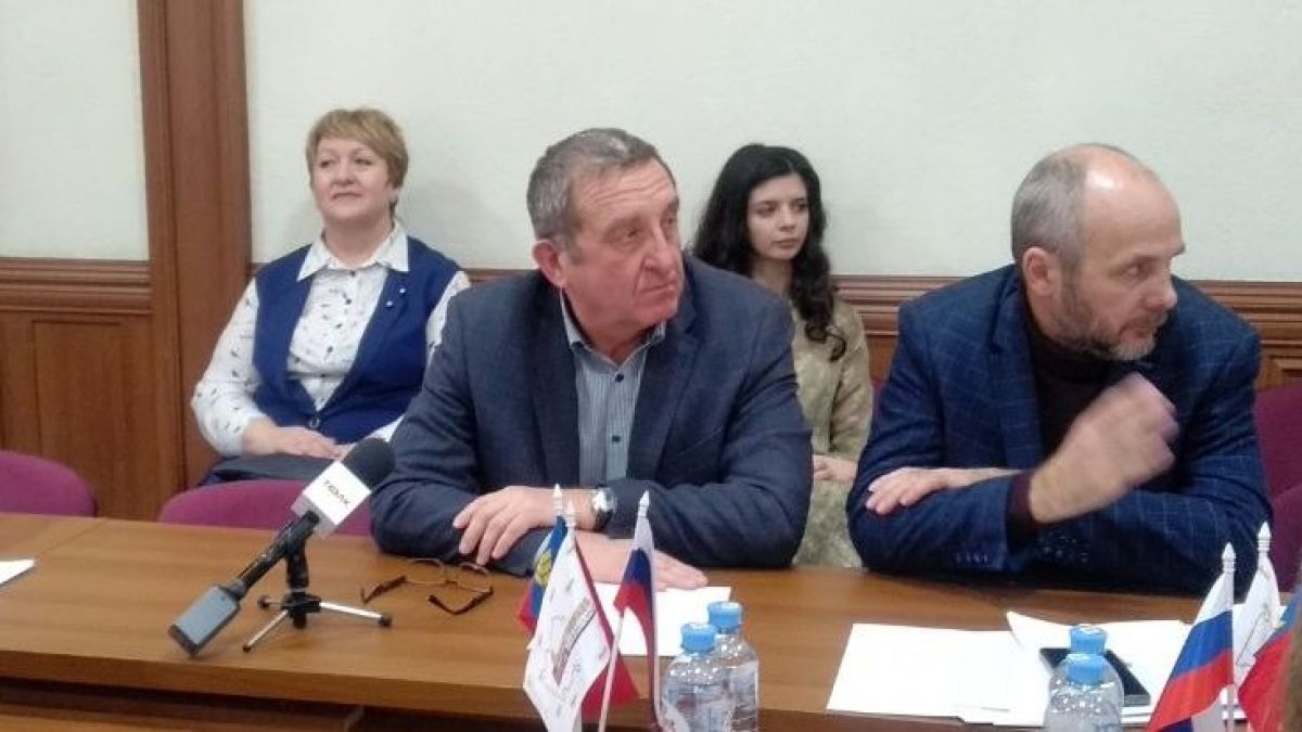 Андрей Коломиец (в центре)