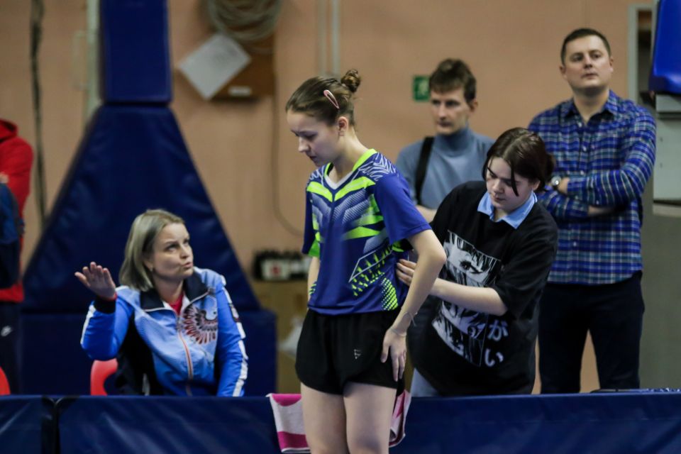 Тренер женской сборной Хакасии Дина Кириченко дает указания Полине Кошелевой