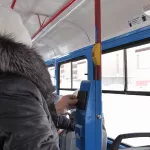 В трамваях и троллейбусах Барнаула запустили оплату проезда без кондуктора