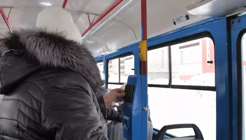В трамваях и троллейбусах Барнаула запустили оплату проезда без кондуктора