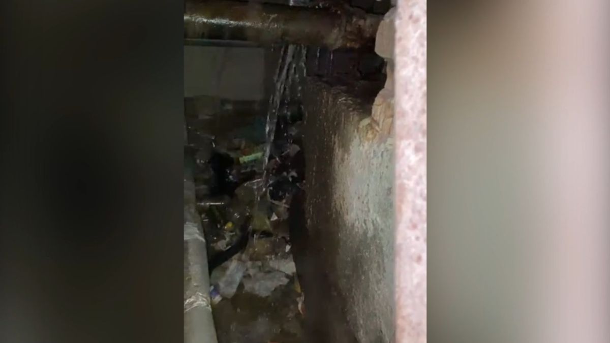 Стоп-кадр видео протекающей трубы в подвале дома на ул. Кавалерийской, 3