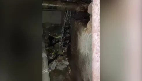 Жители барнаульской девятиэтажки пожаловались на мусор и дырявые трубы в подвале