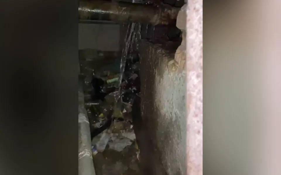 Жители барнаульской девятиэтажки пожаловались на мусор и дырявые трубы в подвале