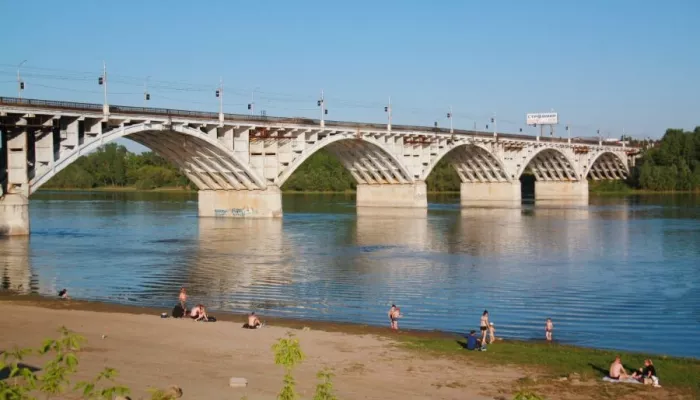 В Бийске отремонтируют мост, по которому туристы едут в Горный Алтай