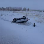 Автомобиль улетел в кювет и перевернулся на трассе в Алтайском крае