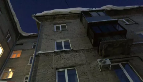 Ждем беды: огромные глыбы снега висят над головами жителей в центре Барнаула