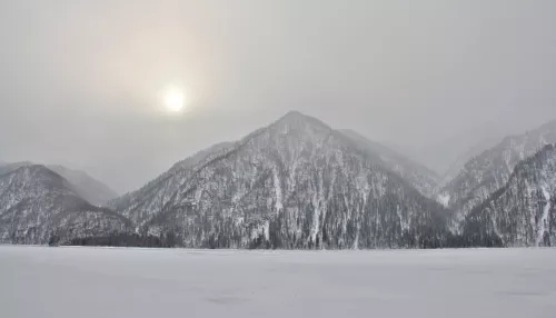 Телецкое озеро в Горном Алтае затягивается льдом. Фоторепортаж