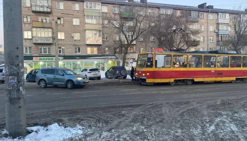 В Барнауле авария заблокировала движение трамваев на Строителей