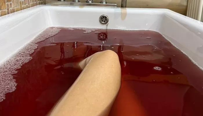 Отдыхающая на Алтае Ксения Собчак поделилась фото из ванны с кровью