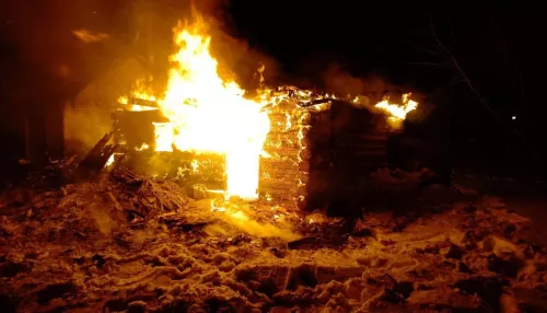 В Алтайском крае горящая баня едва не подожгла дом