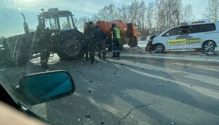 На трассе Барнаул – Новосибирск легковушка столкнулась с трактором
