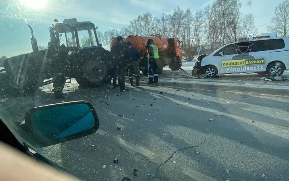 На трассе Барнаул  Новосибирск легковушка столкнулась с трактором