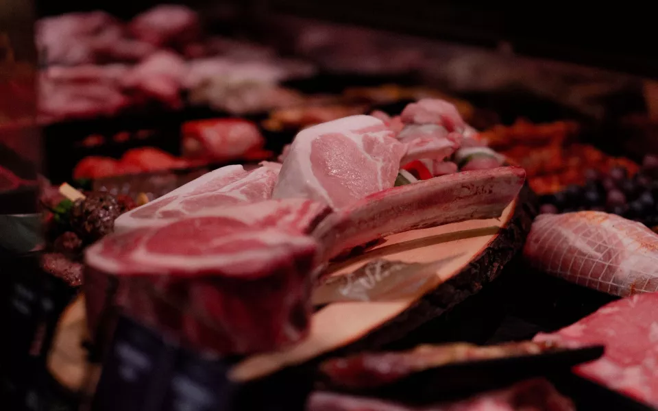 Более 10 тонн алтайской говядины с антибиотиками выявили на Сахалине