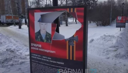 Следователи рассказали о подозреваемом в порче баннеров на аллее ВДВ в Барнауле