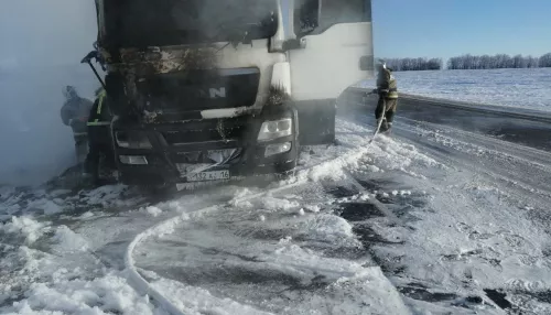 На трассе в Алтайском крае сгорела фура со стройматериалами