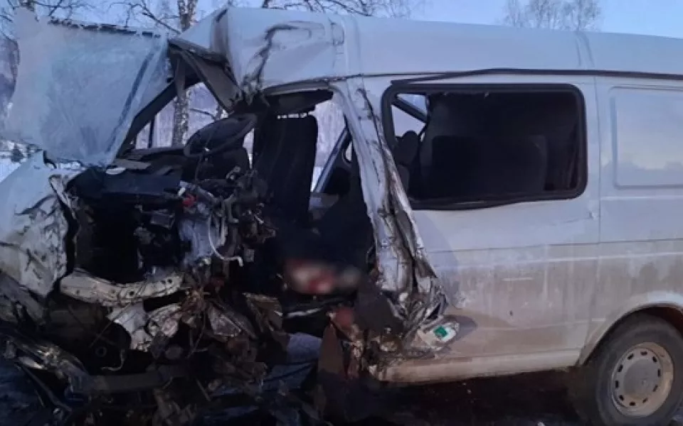 На Алтае водитель Газели погиб после жесткого столкновения с грузовиком