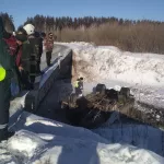 Грузовая Газель рухнула с моста в Алтайском крае