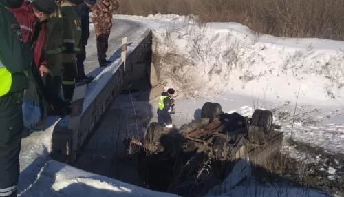 Грузовая Газель рухнула с моста в Алтайском крае