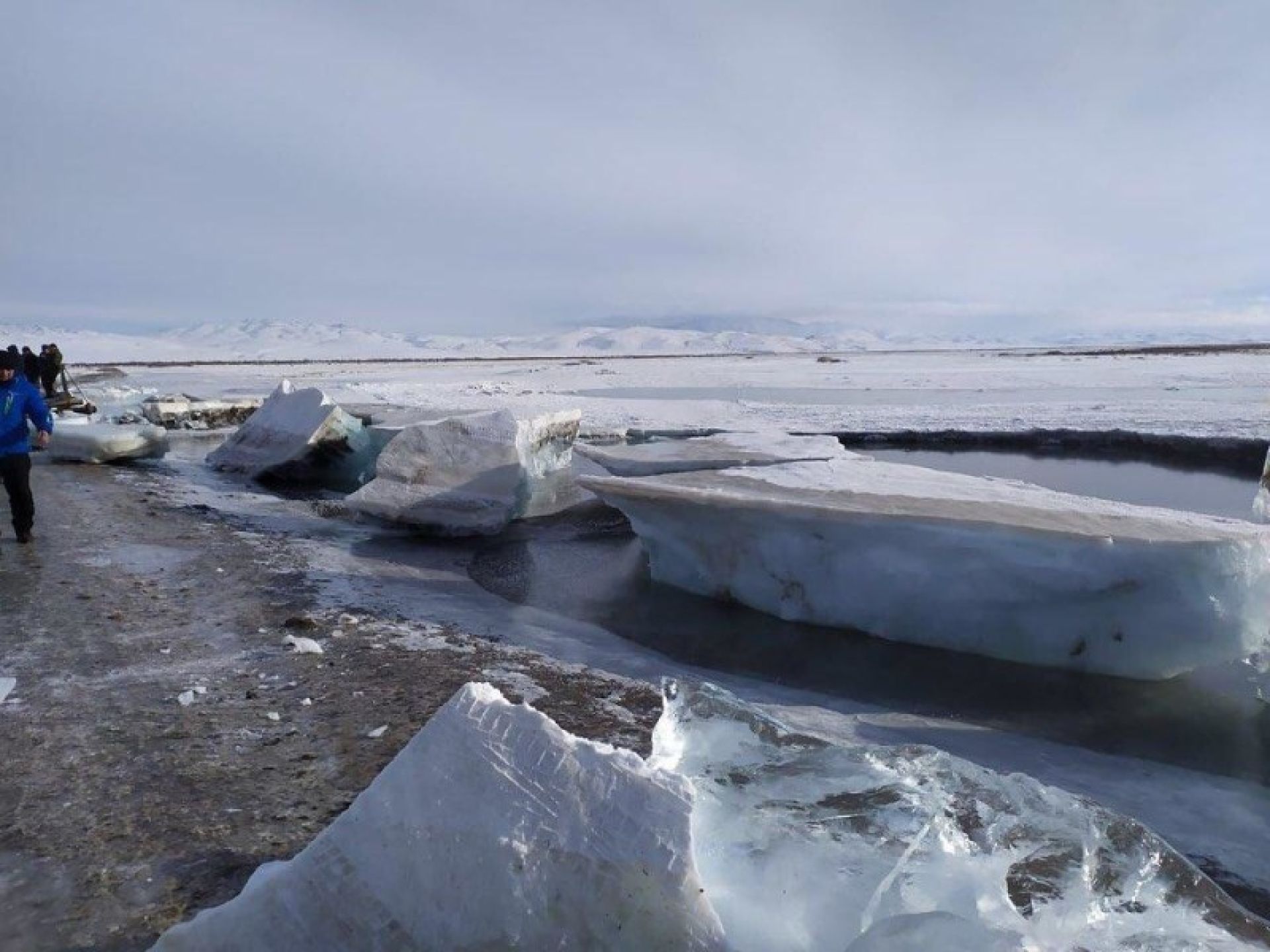Кусочки льда на реке. Река скованная льдом. Ледяные глыбы на Байкале. Лед на реке. Глыба льда на реке.