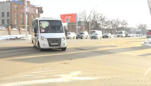 В Барнауле водители автобусов сами заделывают ямы на дорогах