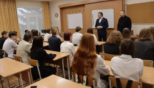 Лидер алтайских социалистов рассказал школьникам, почему началась спецоперация
