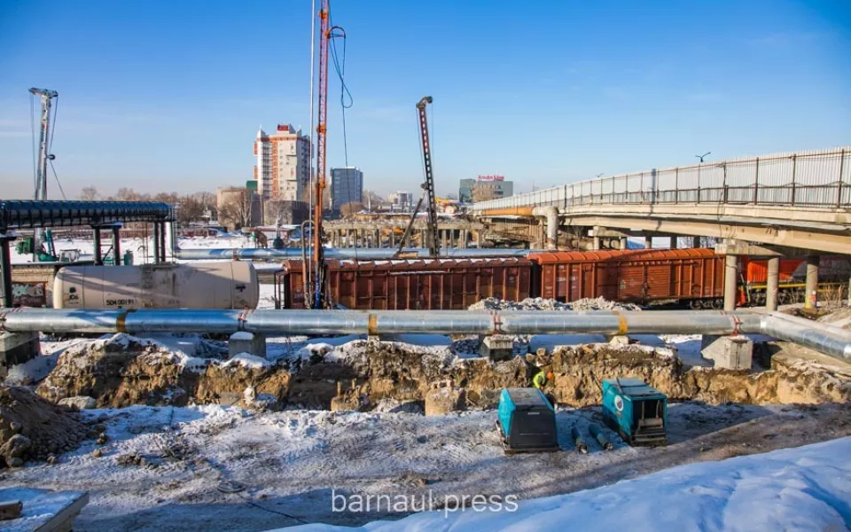 Алтайский думец потребовал выводить больше людей на стройку моста на Новом рынке