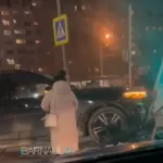 В Барнауле вечером машина протаранила светофор на перекрестке