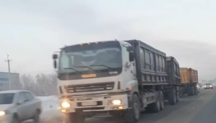 В Барнауле два грузовика не поделили дорогу на перекрестке