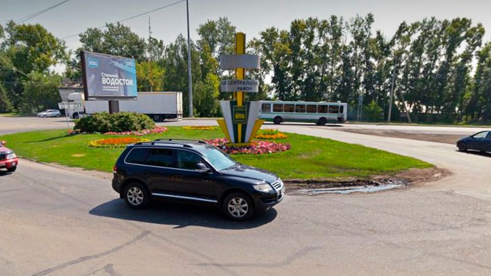 Стела "Центральный район" внутри разворотного кольца на Змеиногорском тракте