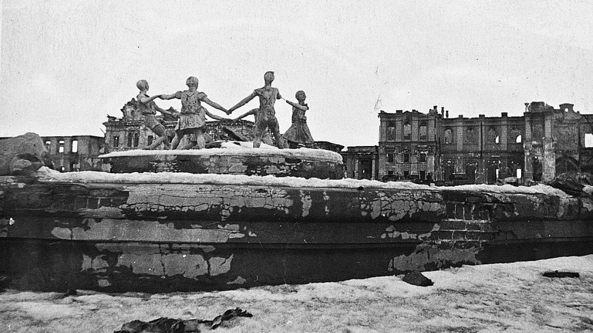 Фонтан «Детский хоровод» в Сталинграде в феврале 1943 года.