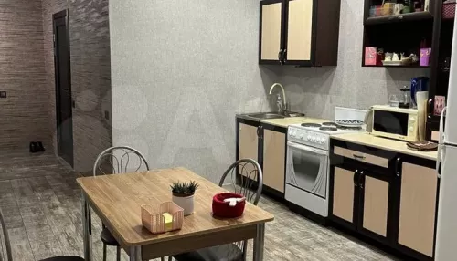 В Барнауле за 7,8 млн рублей продают трешку с балконом во всю ширину квартиры