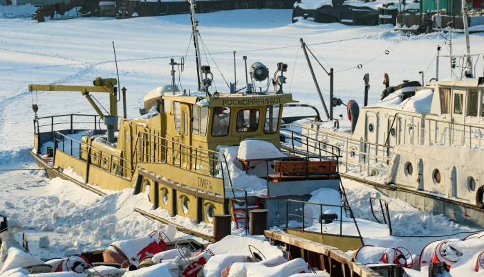 Снег и корабли. Фоторепортаж из тихой бухты, где зимуют речные суда Барнаула