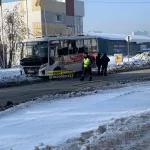 Автобус и маршрутка столкнулись возле заправки в Барнауле