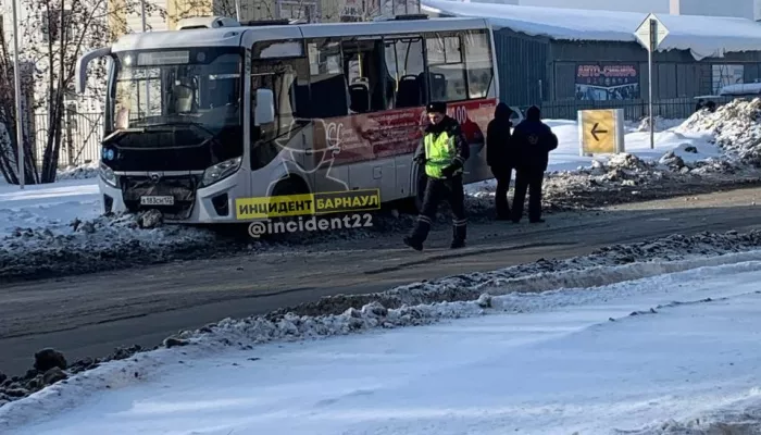 Автобус и маршрутка столкнулись возле заправки в Барнауле