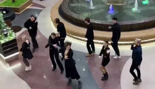 Барнаульцы в торговом центре исполнили знаменитый танец Уэнсдей