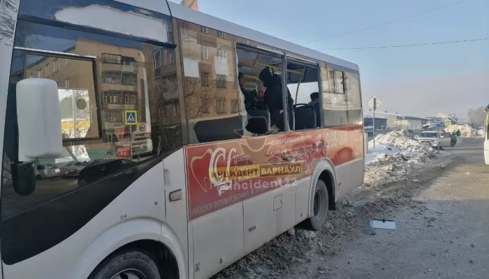 Момент столкновения автобуса с маршруткой в Барнауле попал на видео