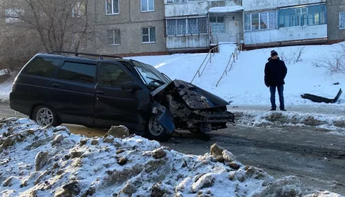 В Барнауле водитель влетел в столб на проблемном участке