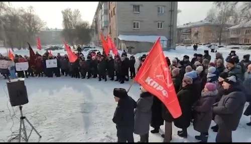 Сотни жителей Алтайского края вышли на митинг против роста тарифов ЖКХ