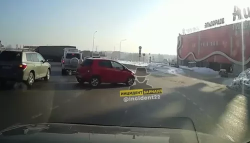 В Барнауле неуправляемый автомобиль выехал на Малаховское кольцо