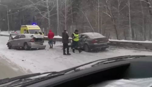 В Барнауле на шоссе Ленточный Бор столкнулись три автомобиля
