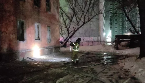 В Барнауле вечером на Потоке горели два нежилых здания