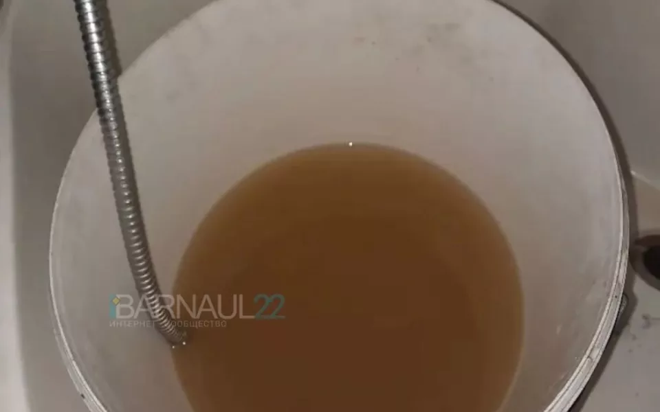 Жители Новоалтайска вновь пожаловались на ржавую воду из крана