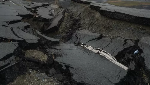 Мощное землетрясение в Китае унесло жизни более 100 человек