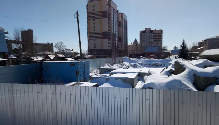 Бийский застройщик купил участок с замороженной 9-этажкой у элеватора в Барнауле