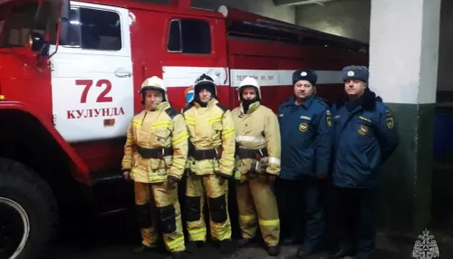 Алтайские пожарные вынесли из горящего дома двоих детей