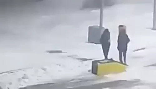 В Астане двое мужчин украли банкомат и протащили его по улицам города