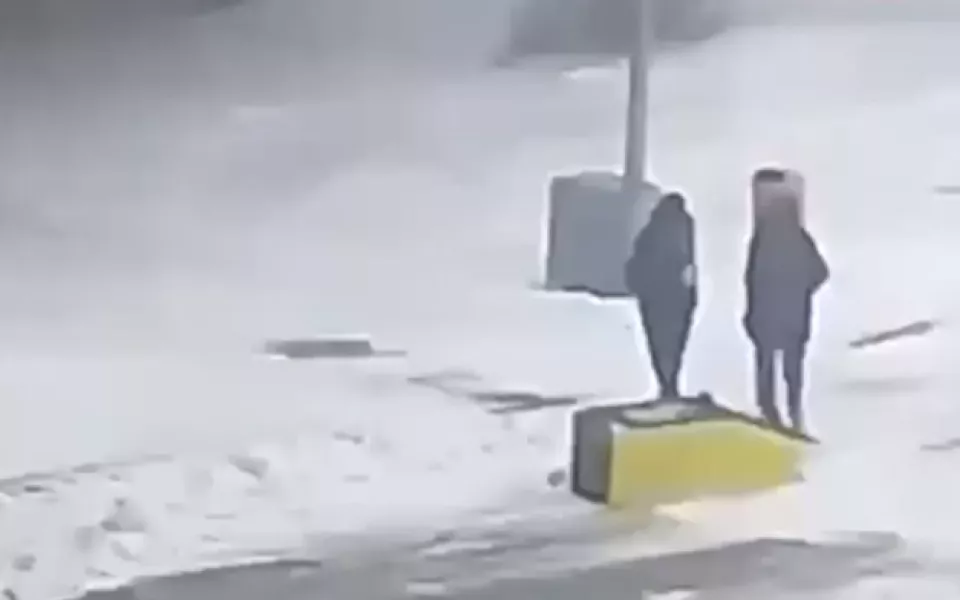 В Астане двое мужчин украли банкомат и протащили его по улицам города