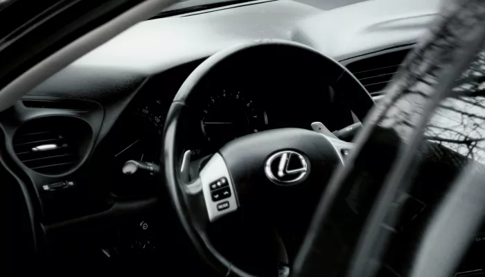 Угонщица заплатит 1,3 млн рублей жительнице Алтайского края за утопленный Lexus